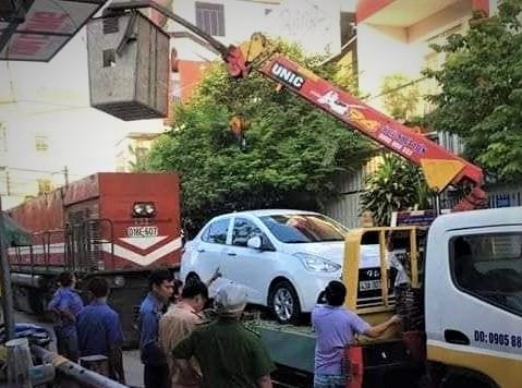 Dau oto chan duong ray tau hoa roi ve nha ngu hinh anh