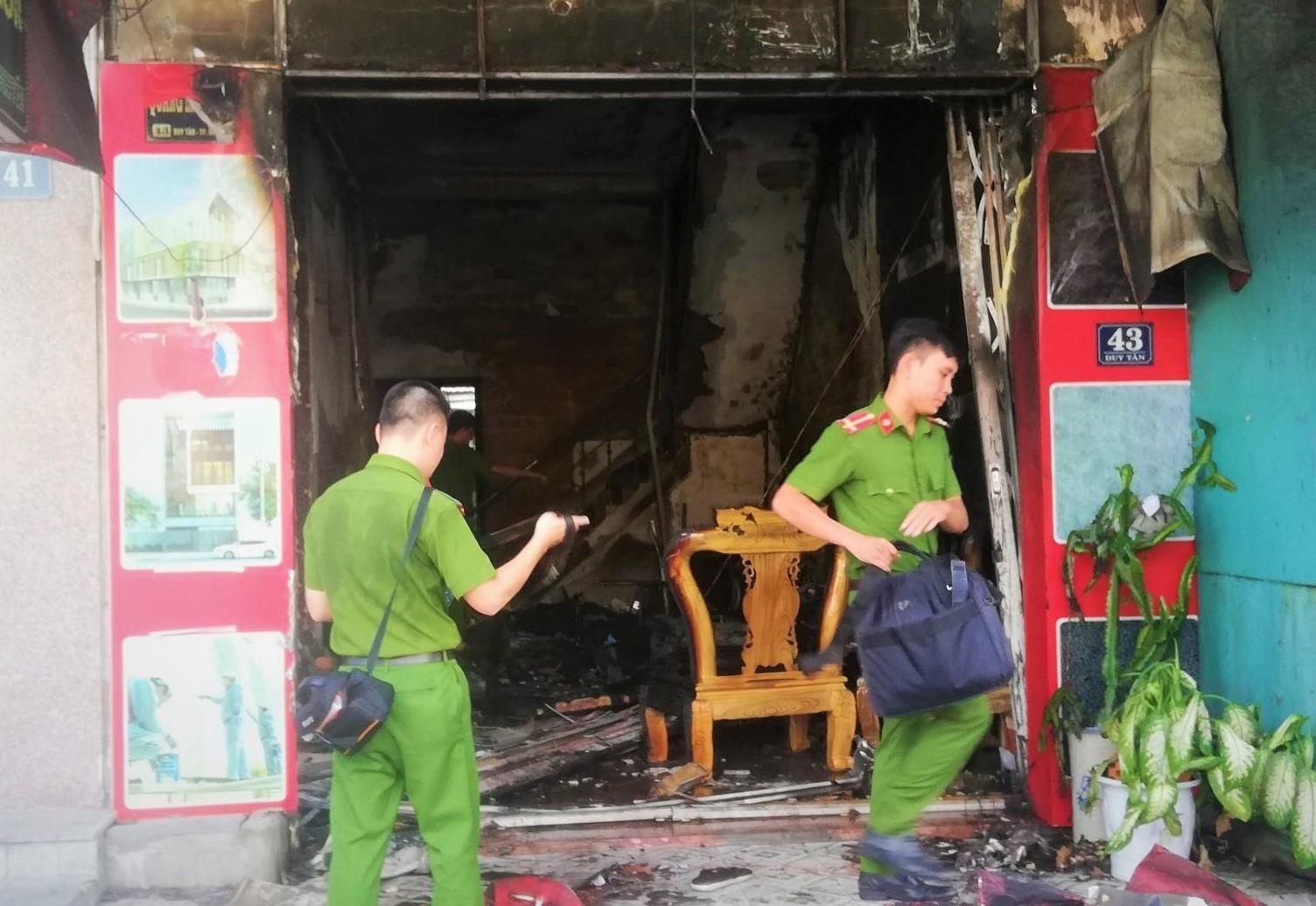 Nha hai tang boc chay giua trua hinh anh