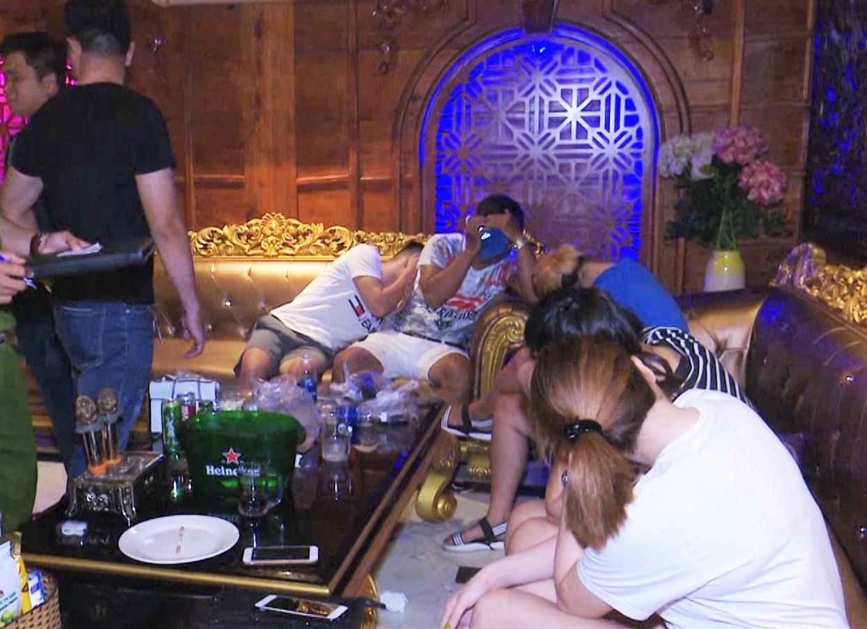 Kiểm tra quán karaoke ở Đà Nẵng. ảnh 1 Kiem tra quan karaoke o Da Nang. anh 1