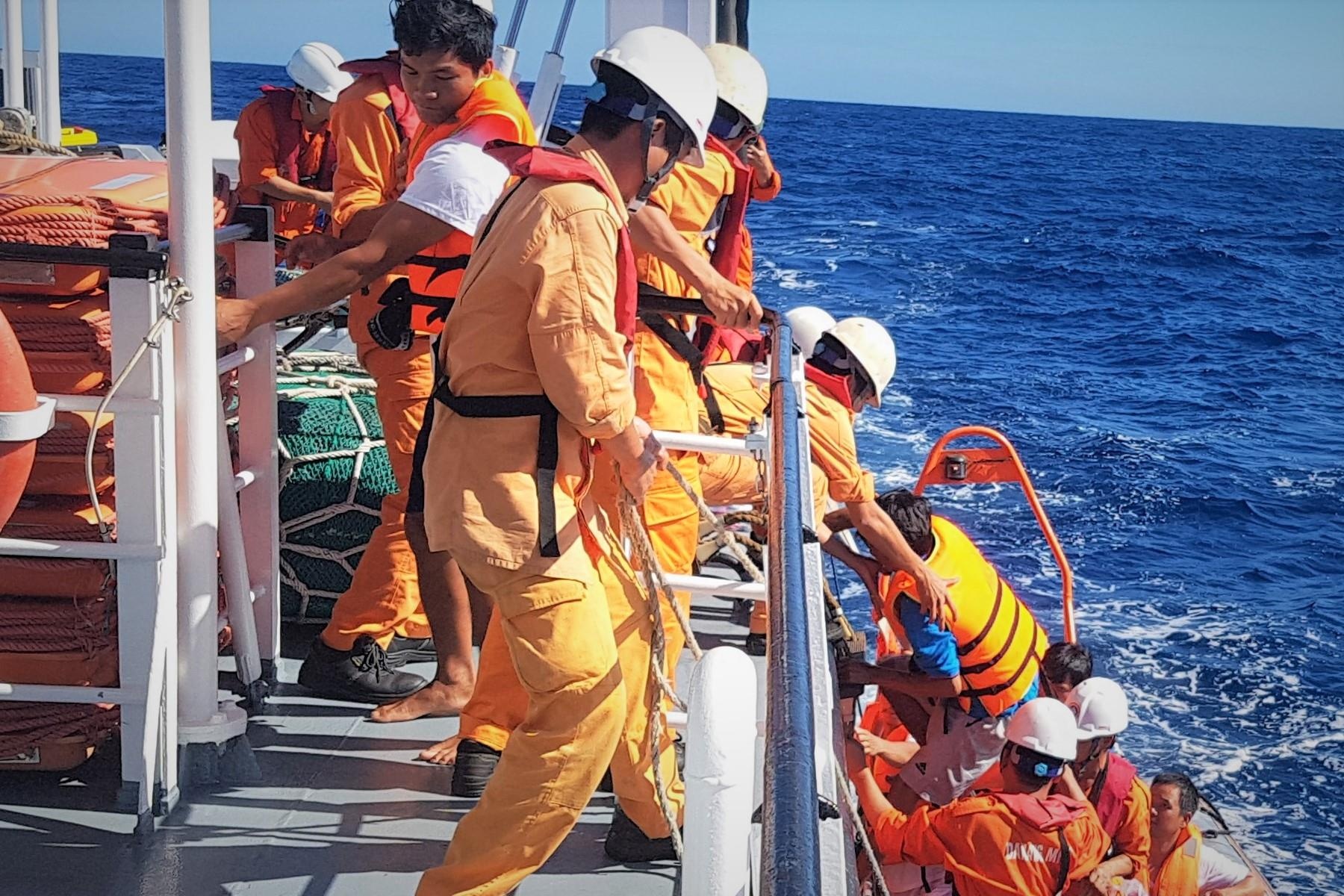 Cuu 6 thuyen vien gap nan o quan dao Hoang Sa hinh anh