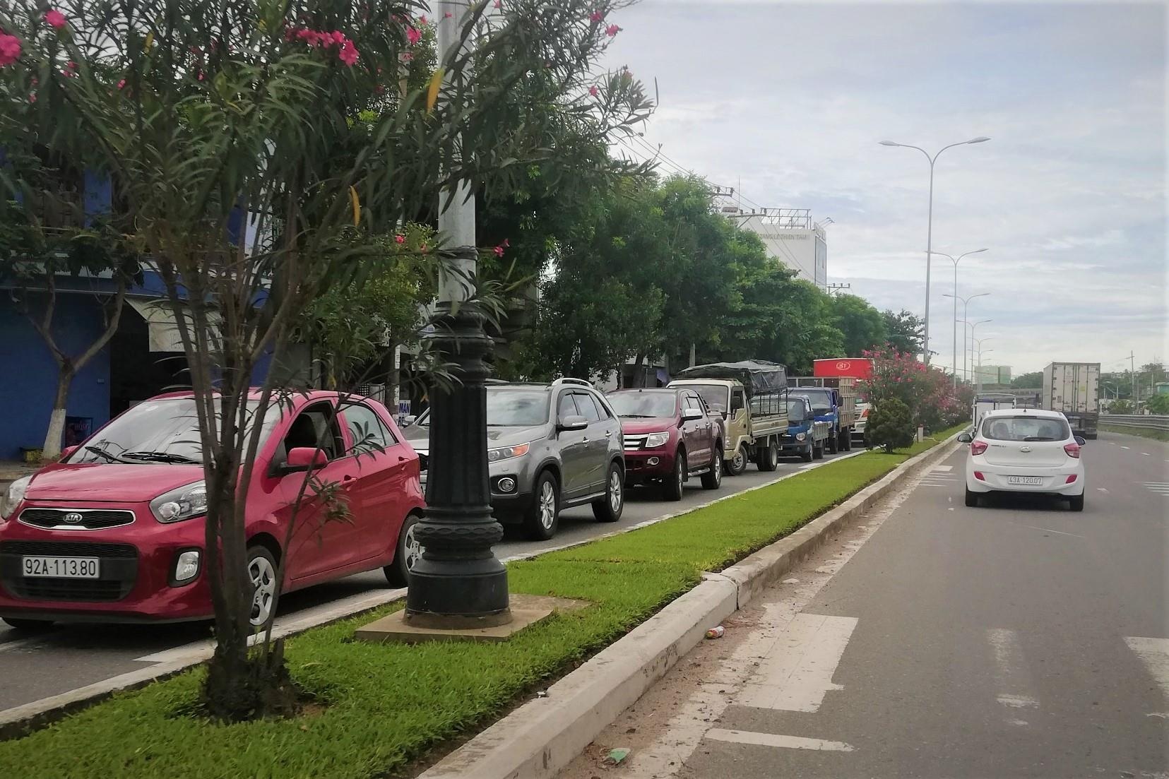 Oto dau keo va cham xe may, quoc lo 1 ach tac hon mot gio hinh anh