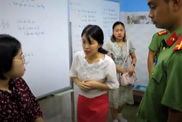 Canh cong an ap vao trung tam ngoai ngu truyen dao trai phep hinh anh