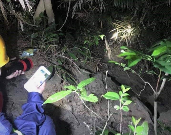 Du khach roi xuong vuc tren ban dao Son Tra. anh 1