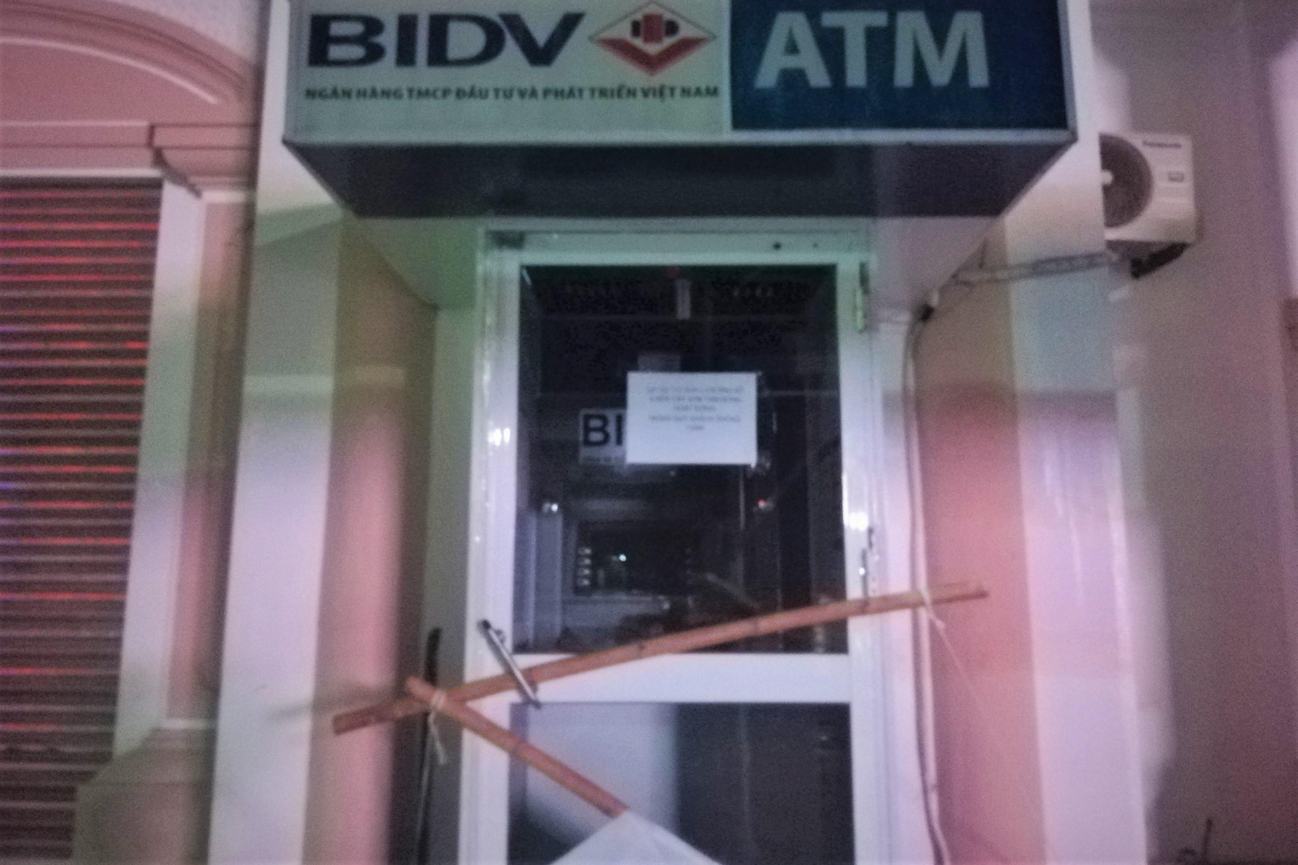 Nhieu may ATM ngung hoat dong do bao hinh anh