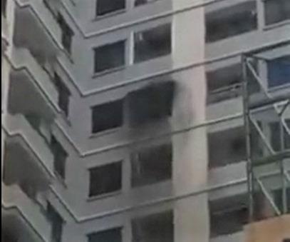 Chung cu Muong Thanh boc chay hinh anh