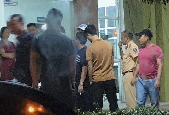 Ban chi thien de ‘giai cuu’ 2 cong an xo xat o quan karaoke hinh anh