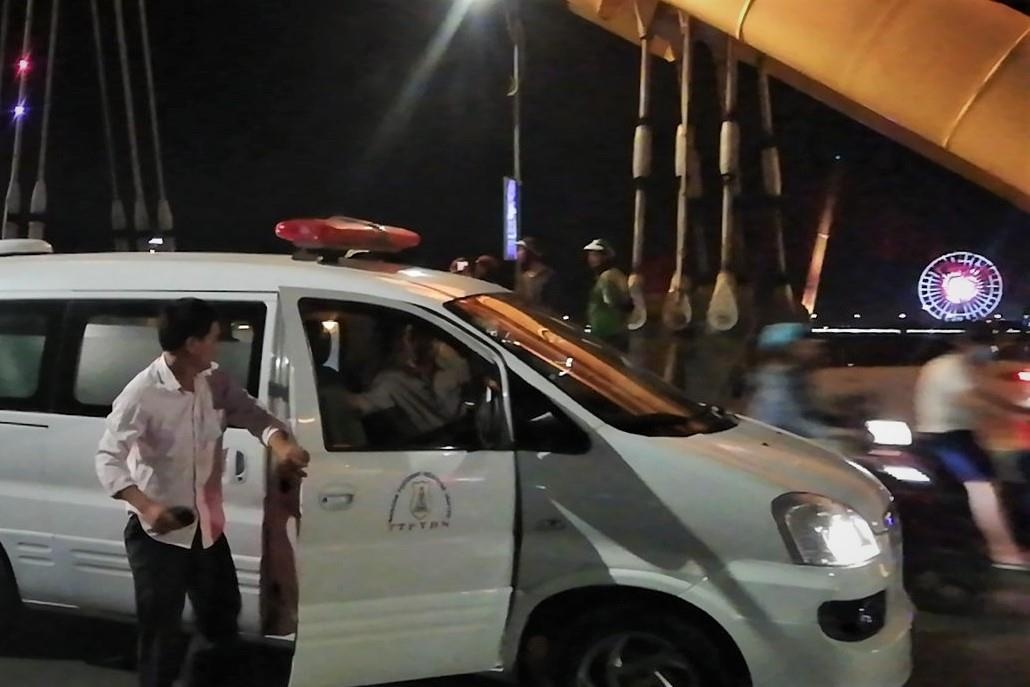 Va cham xe may tren cau Rong, mot nguoi tu vong tai cho hinh anh