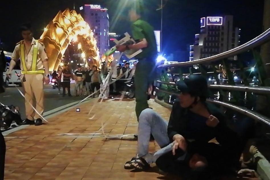 Nam thanh nien tu vong sau va cham xe may tren cau Rong hinh anh