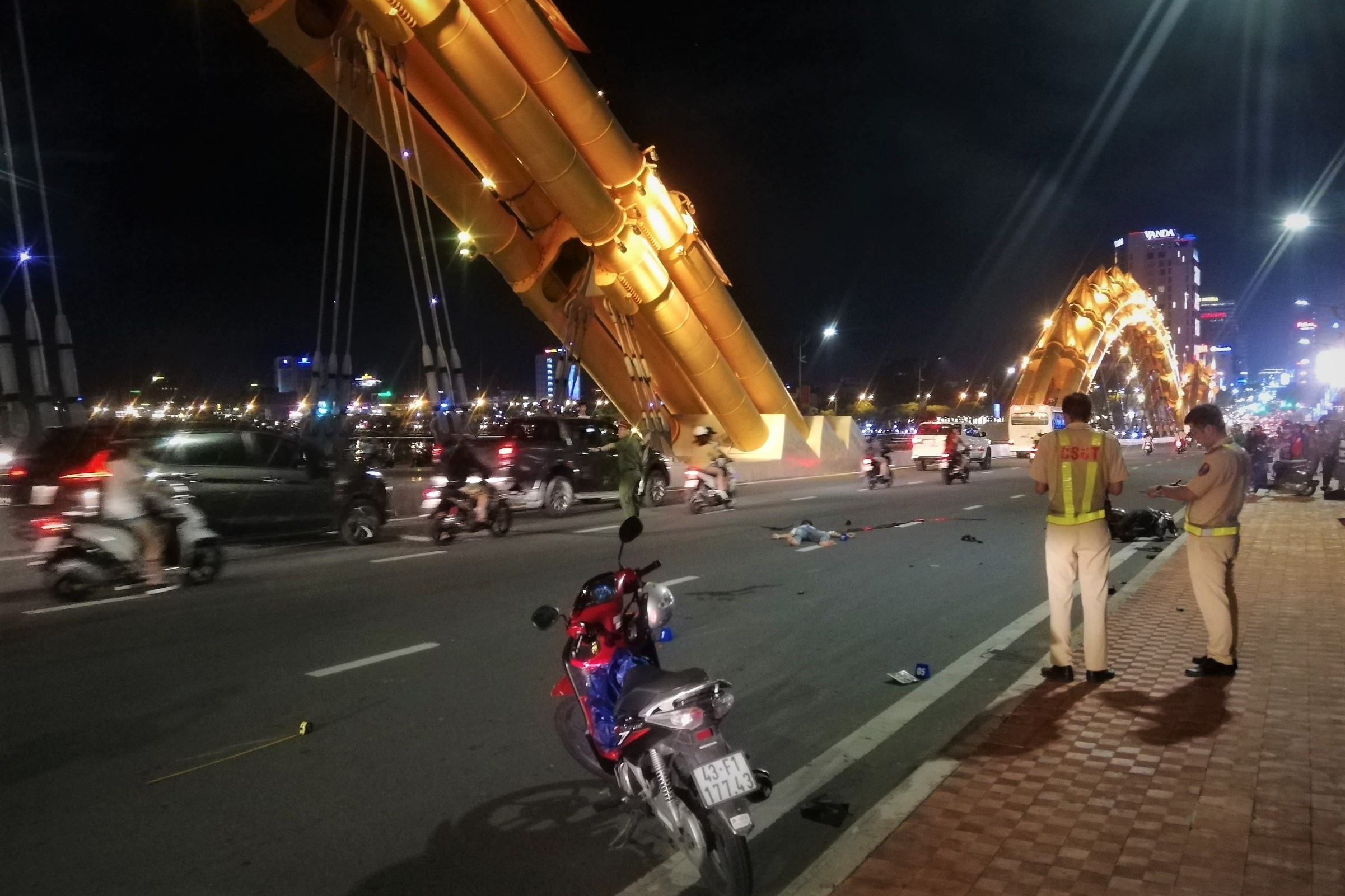 Xe may dam nhau mot nguoi chet tai cau Rong. anh 1