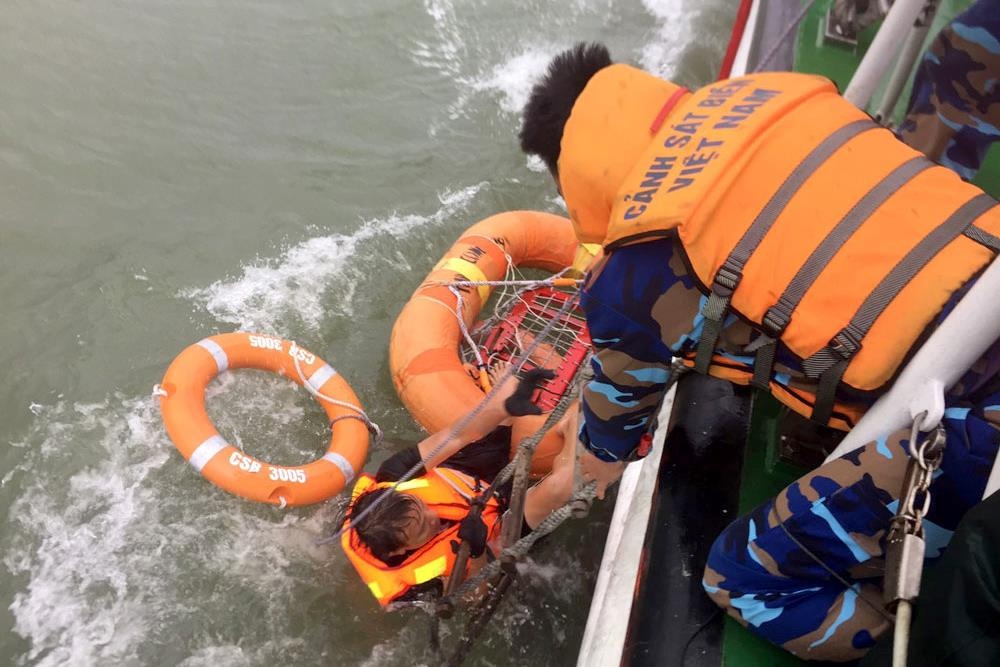 Cuu 12 nguoi trong vu chim tau 6.000 tan hinh anh