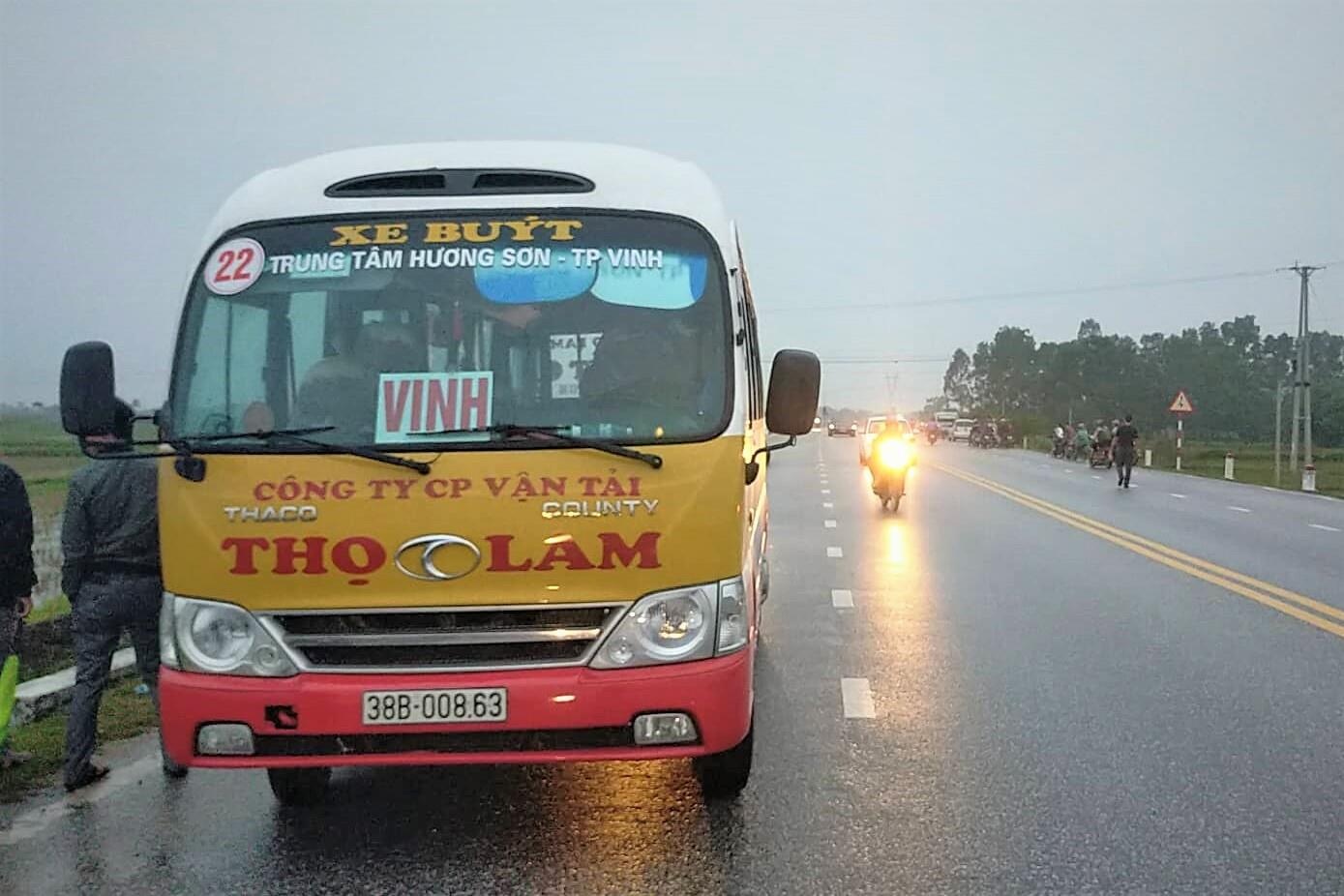 Nhom nguoi di xe buyt lien tuc doi dung de tieu tien hinh anh