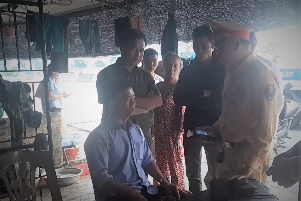 Nguoi dan ong xung thieu ta quan doi sau tai nan hinh anh