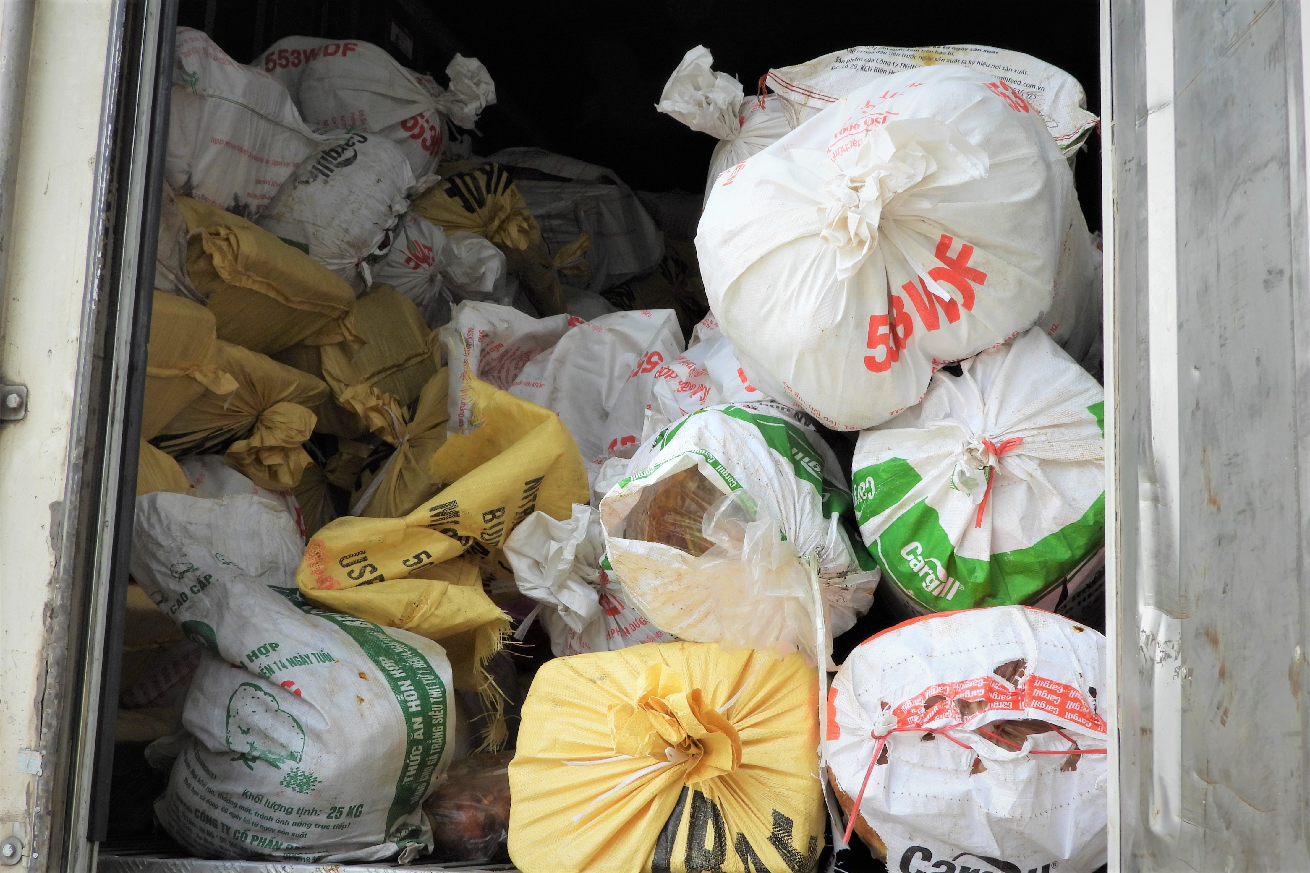 Xe container cho hon 10 tan noi tang boc mui hinh anh