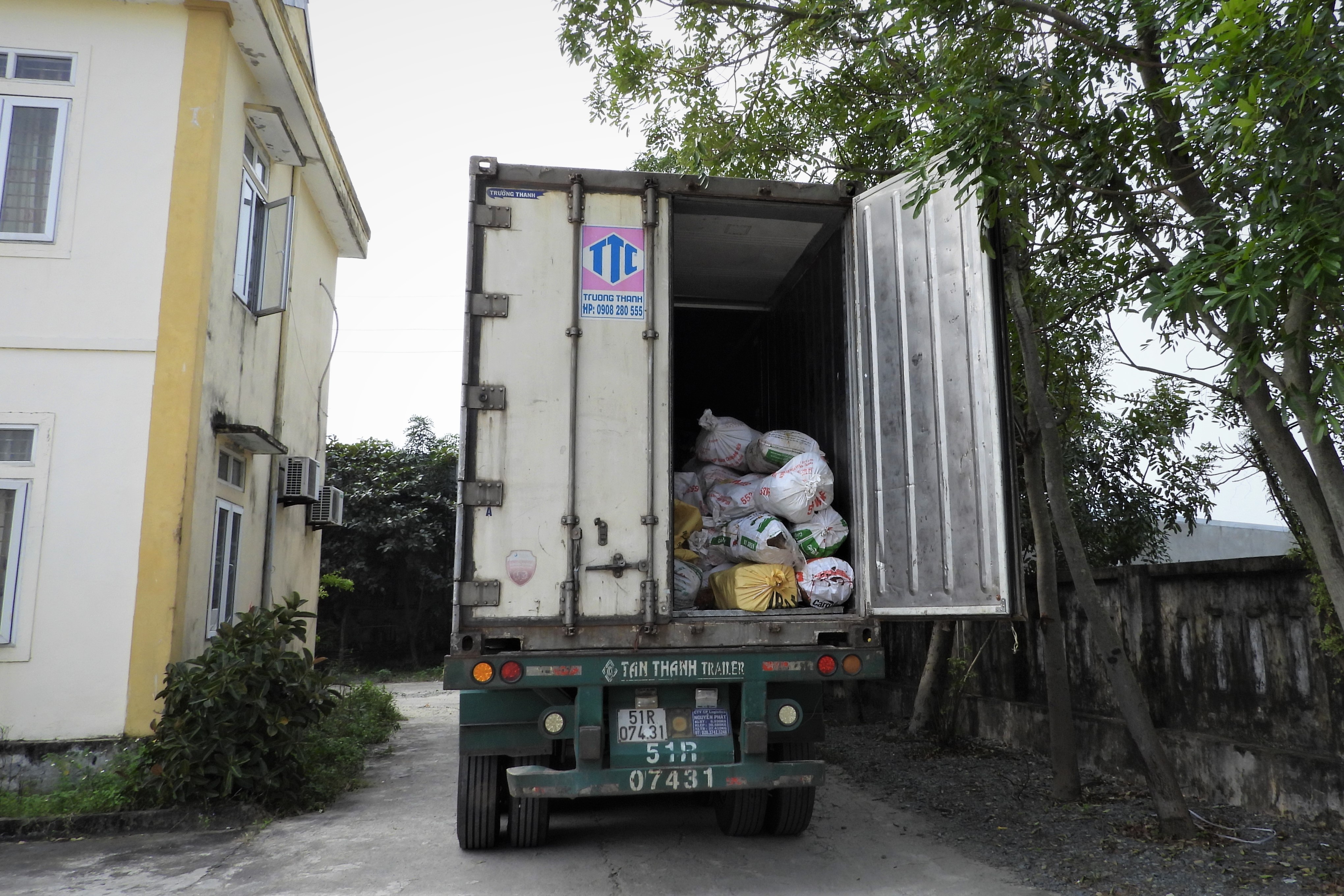 xe container cho 10 tan noi tang anh 1