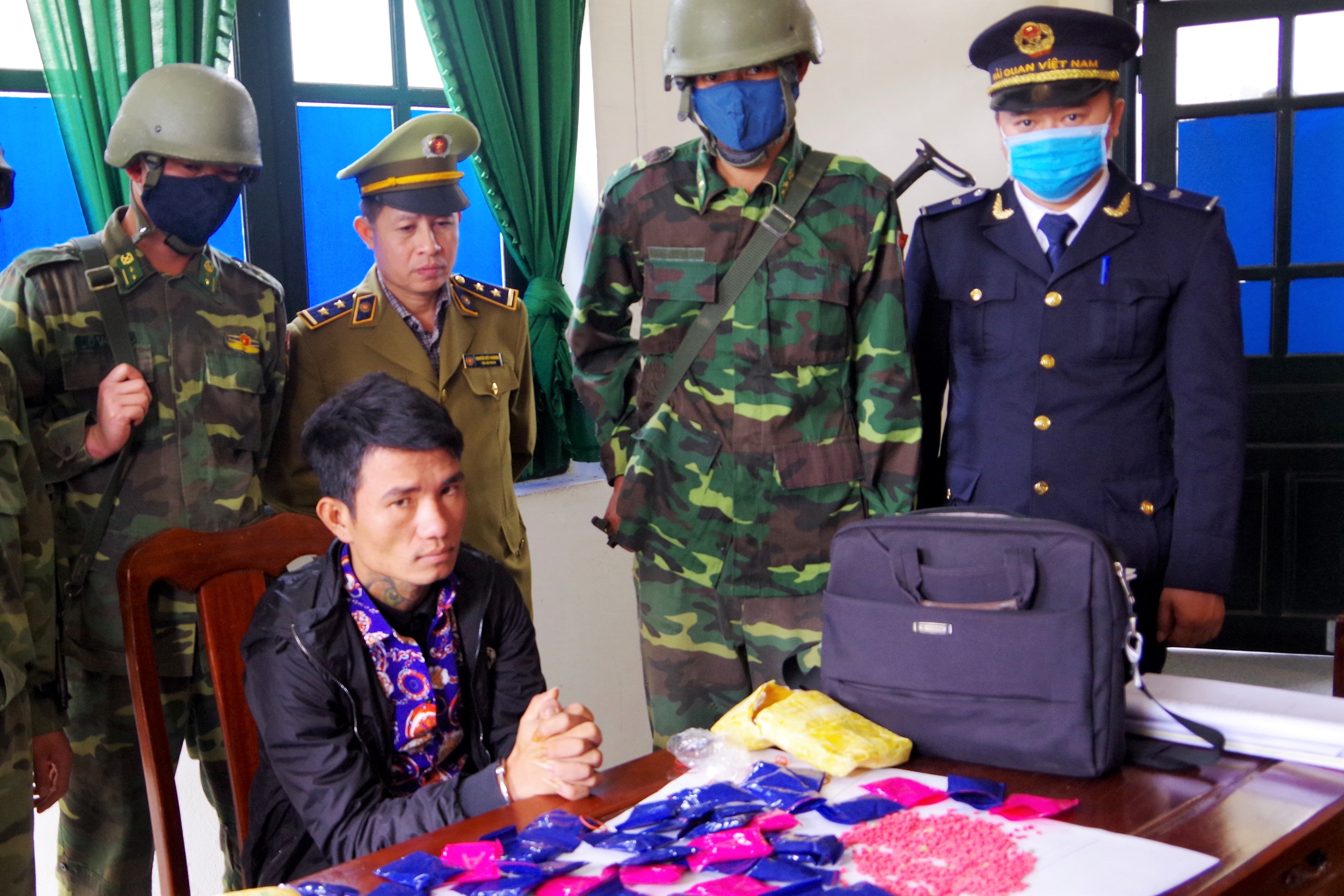 9X van chuyen gan 10.000 vien hong phien vao Viet Nam hinh anh