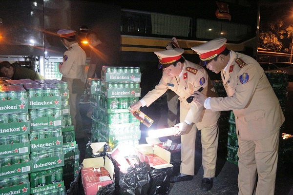 Bat xe khach cho hang lau o Ha Tinh. anh 1