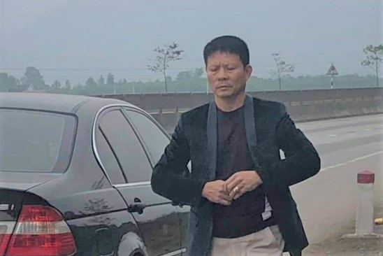 Tai xe BMW dung the can bo gia hinh anh