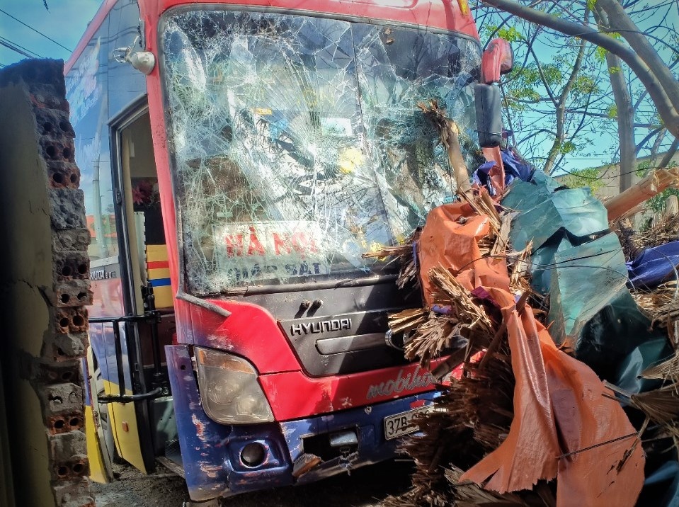 Tranh trau tren quoc lo, xe giuong nam lao vao nha dan hinh anh