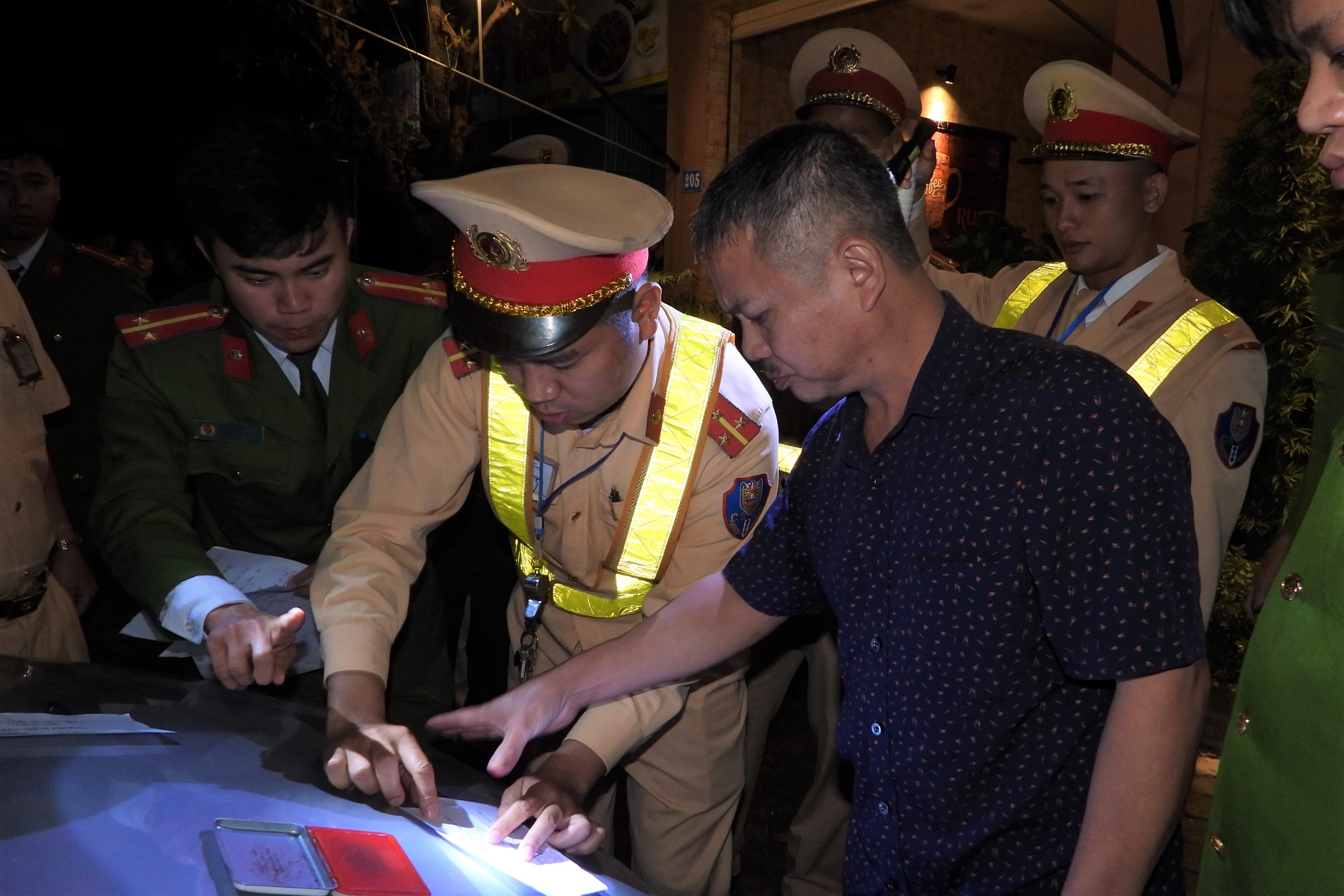 Tam giu tai xe danh CSGT anh 1