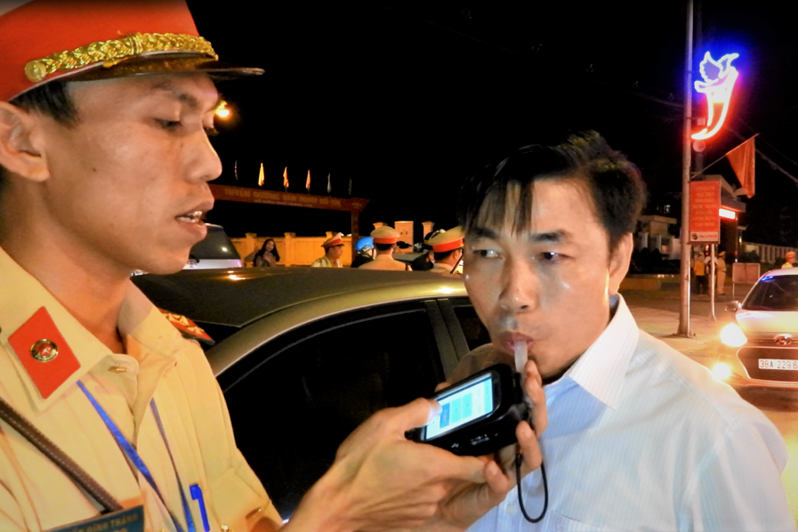 Mot bac si vi pham nong do con o Ha Tinh. anh 1