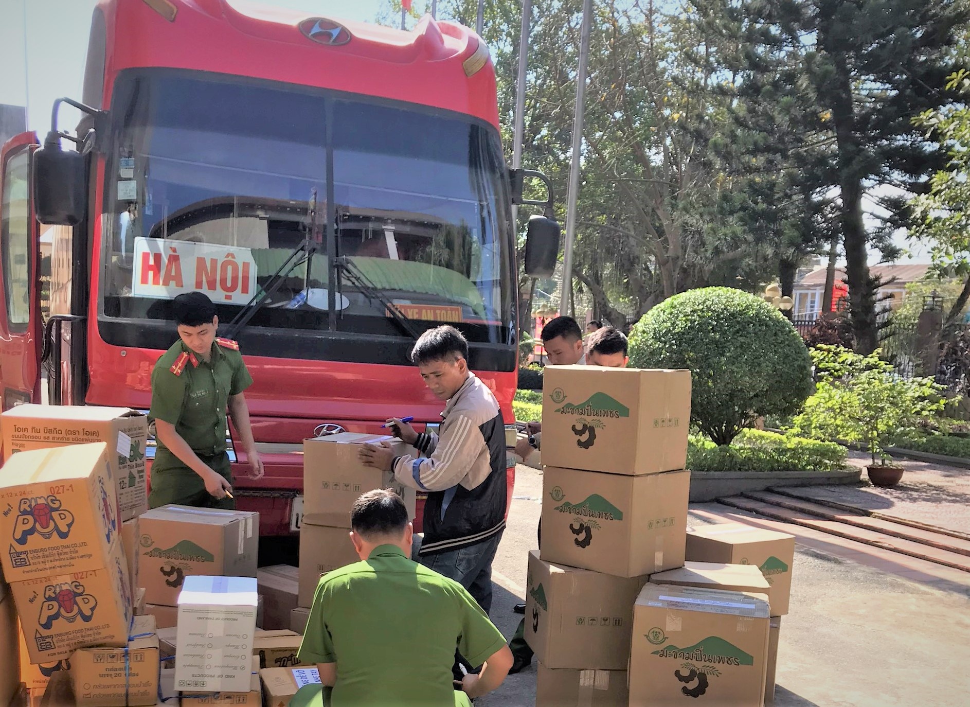 Bat xe khach cho go trac o Ha Tinh. anh 1