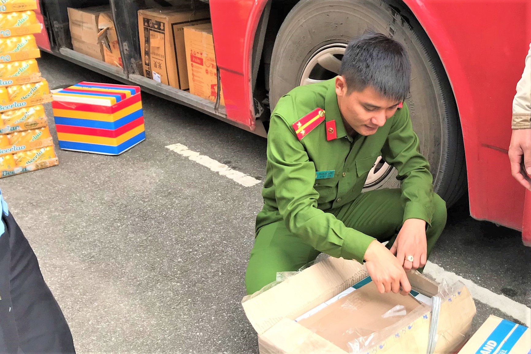 Xe khach bien Lao thiet ke cho hang lau hinh anh