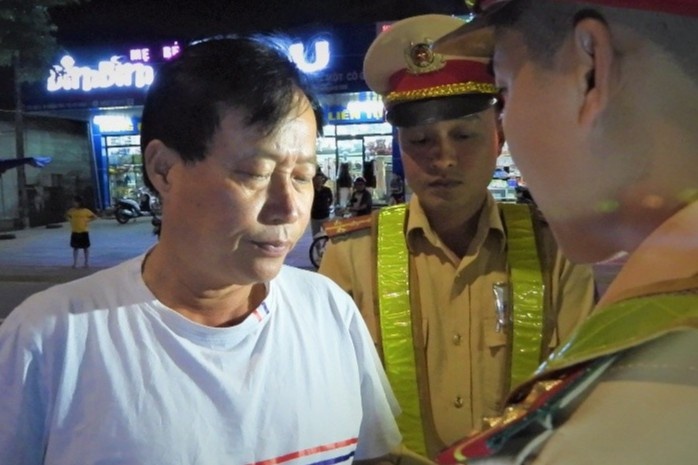 Mao nhan can bo kiem lam khi bi kiem tra nong do con hinh anh