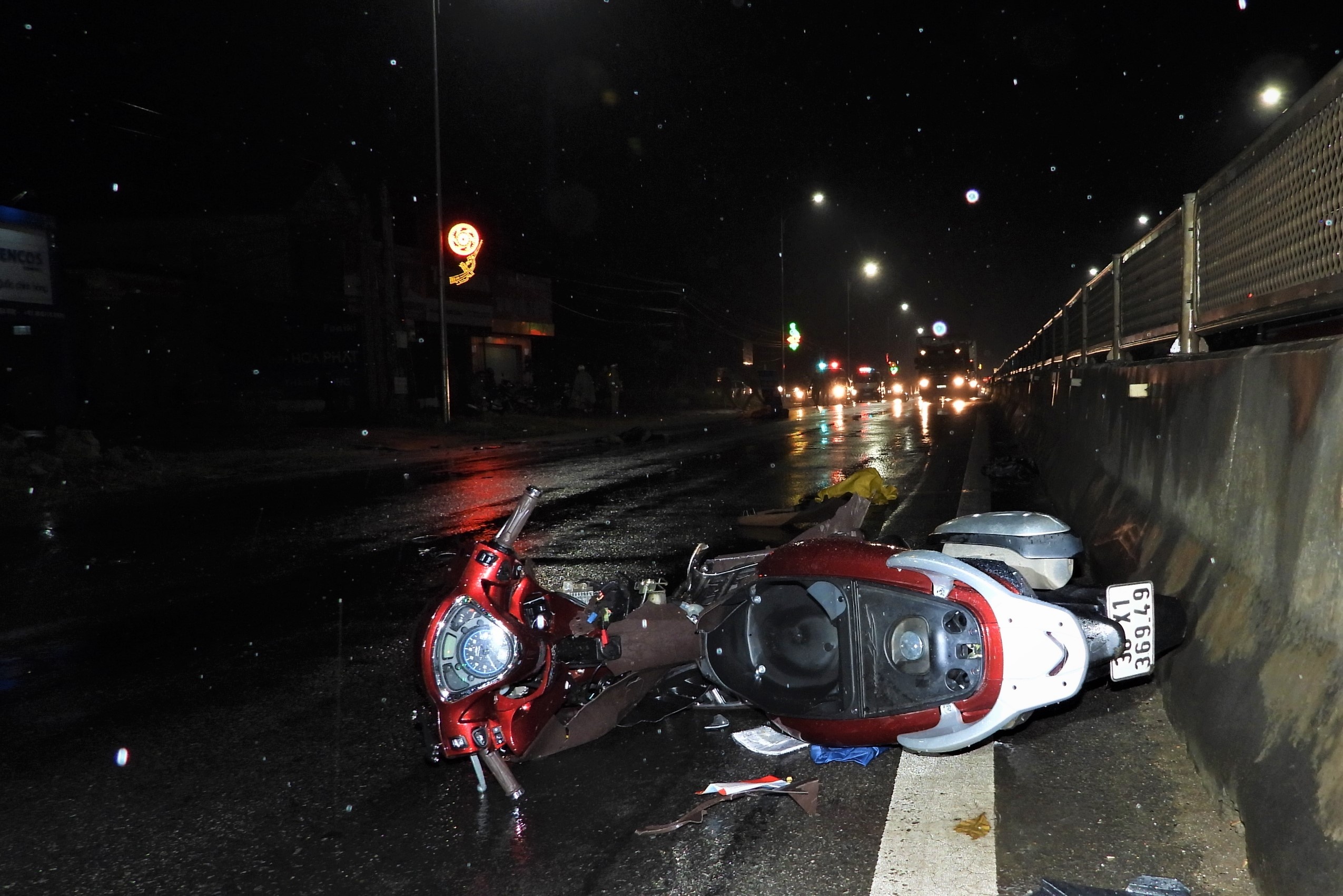 Nguoi dan ong di xe may dam vao may xuc tu vong o Ha Tinh. anh 1