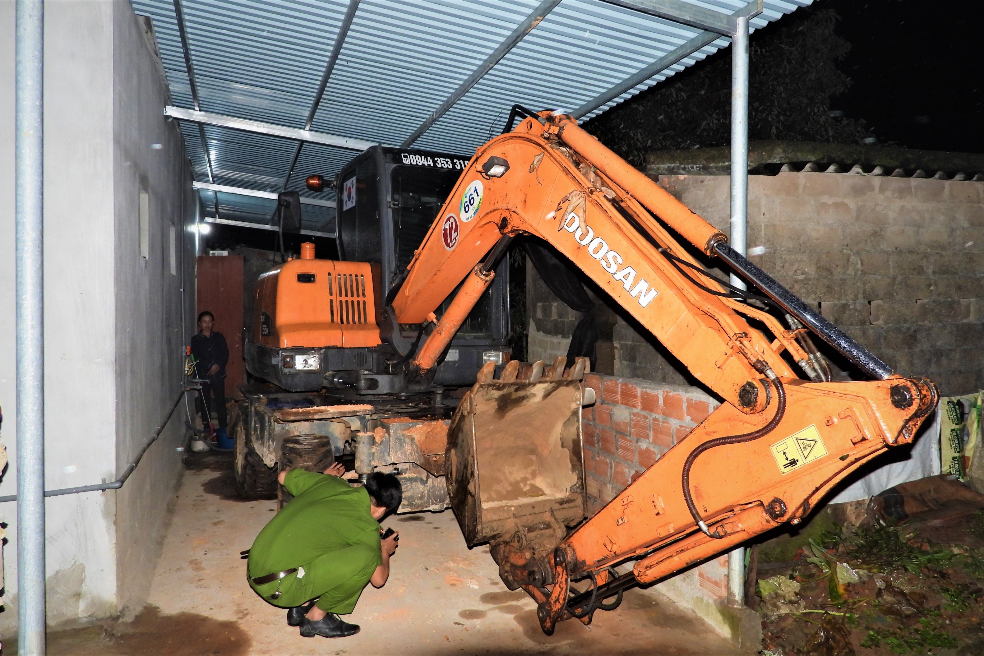 Nguoi dan ong tu vong sau khi dam vao may xuc hinh anh