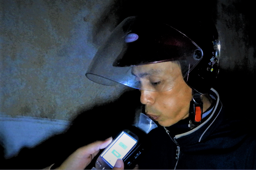 Tai xe chay xe vao ngo khi thay chot kiem tra nong do con hinh anh