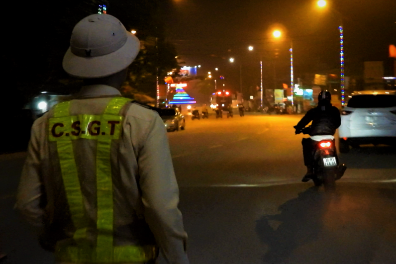 Tai xe Exciter lang lach qua chot kiem tra nong do con hinh anh