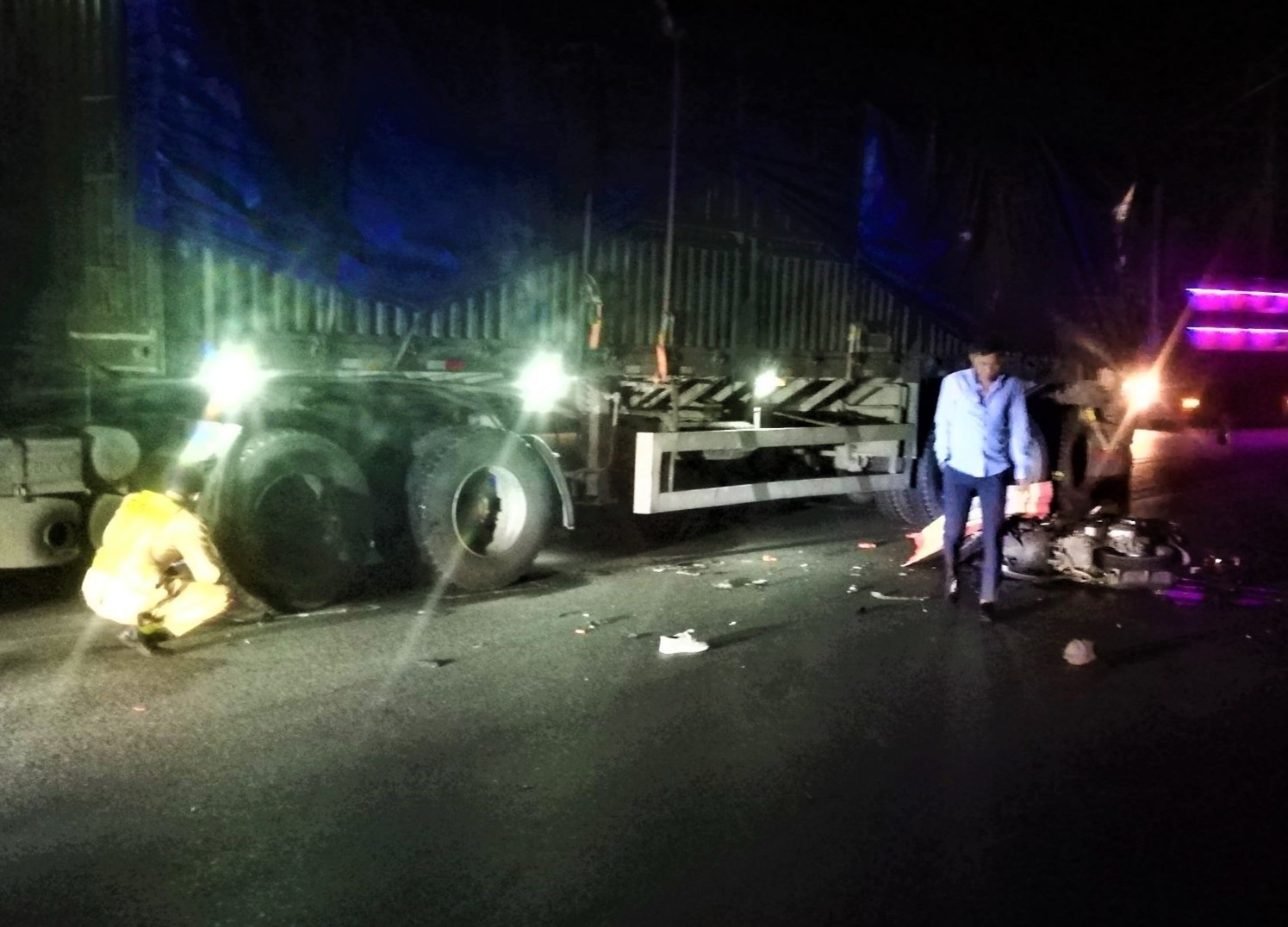 Va cham oto dau keo, tai xe xe may tu vong tai cho hinh anh