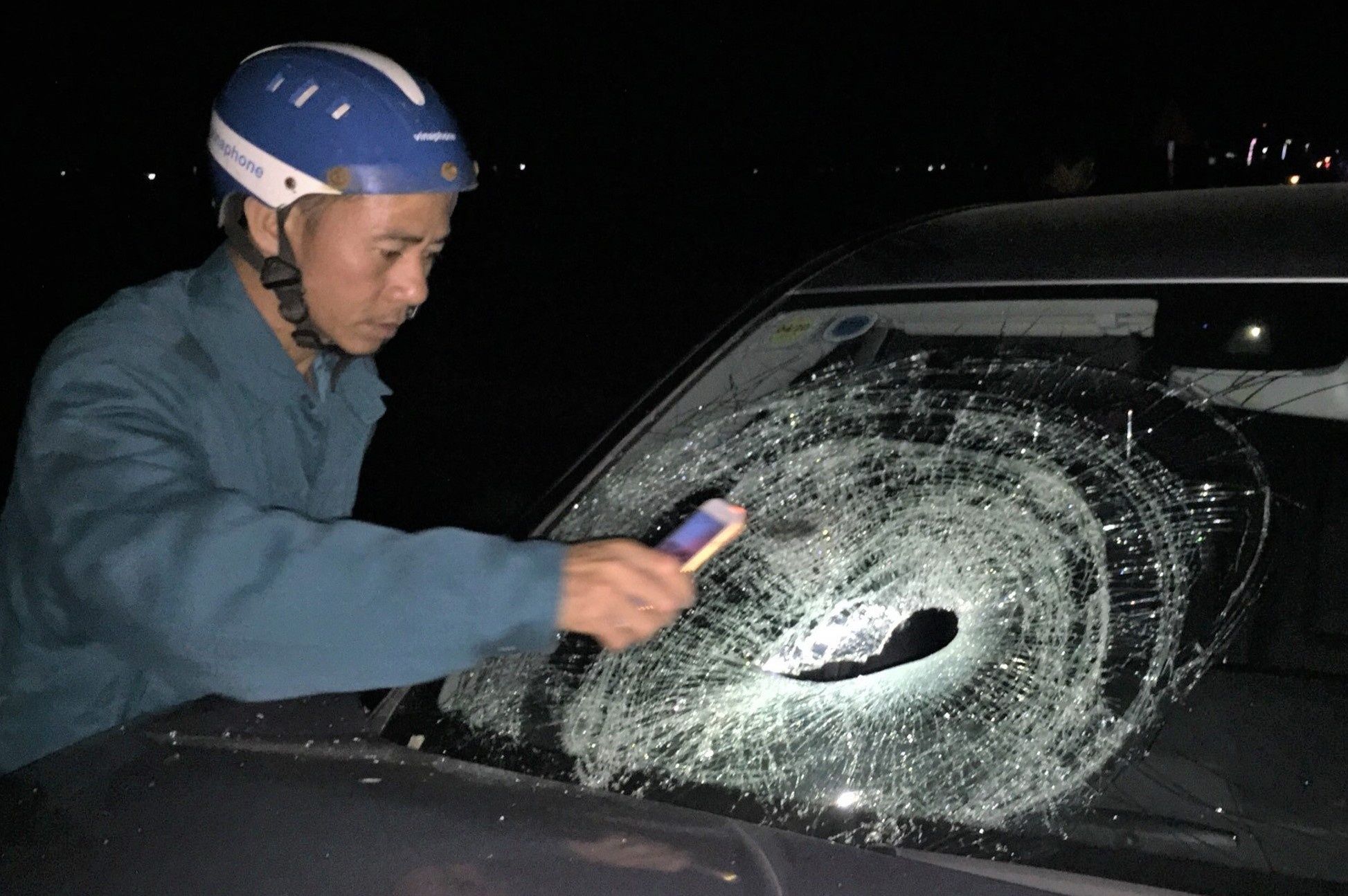 Lao vao xe Mercedes, hai thanh nien di xe may nguy kich hinh anh