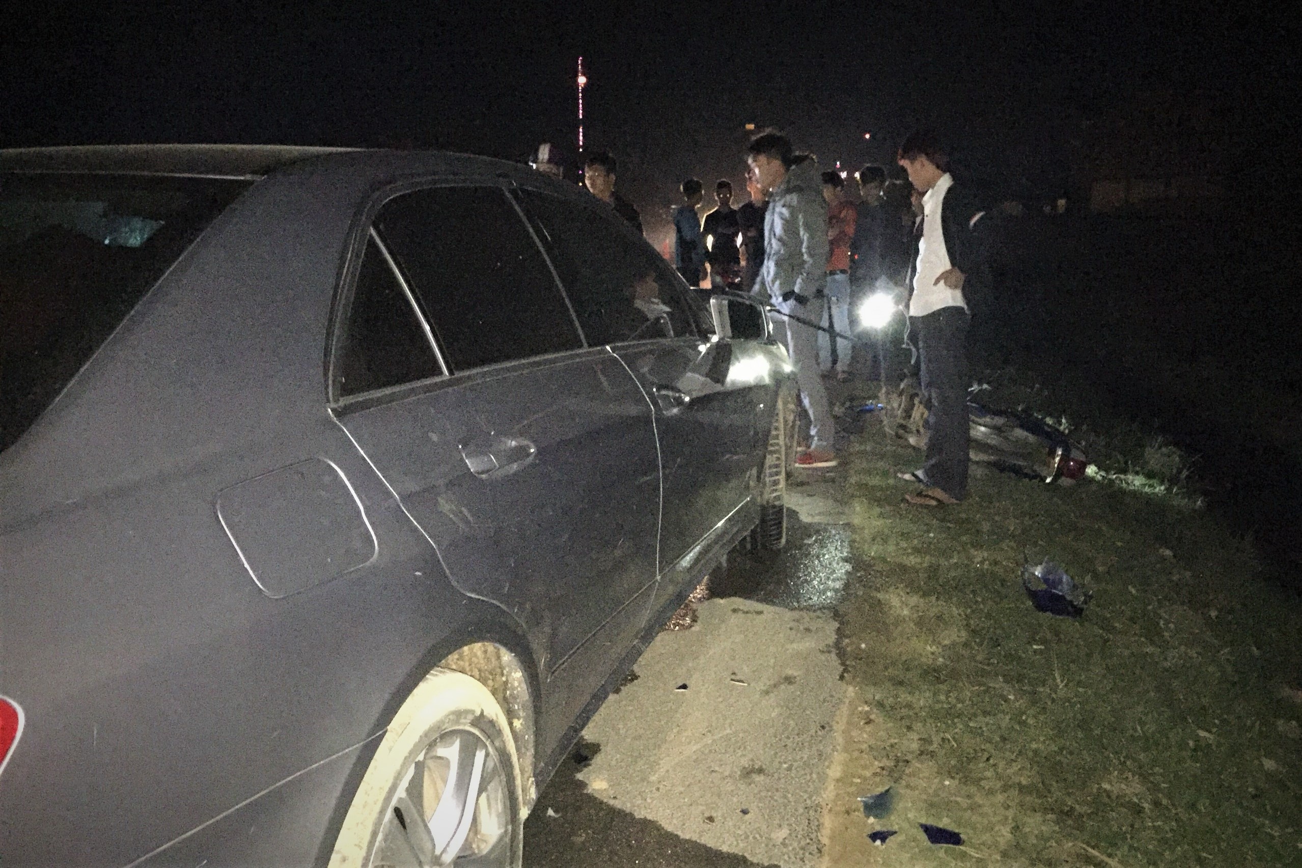 Hai thanh nien dam vao xe Mercedes o Ha Tinh. anh 1