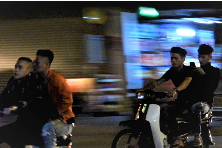 Thanh nien dau tran phong xe may di choi dem giao thua hinh anh