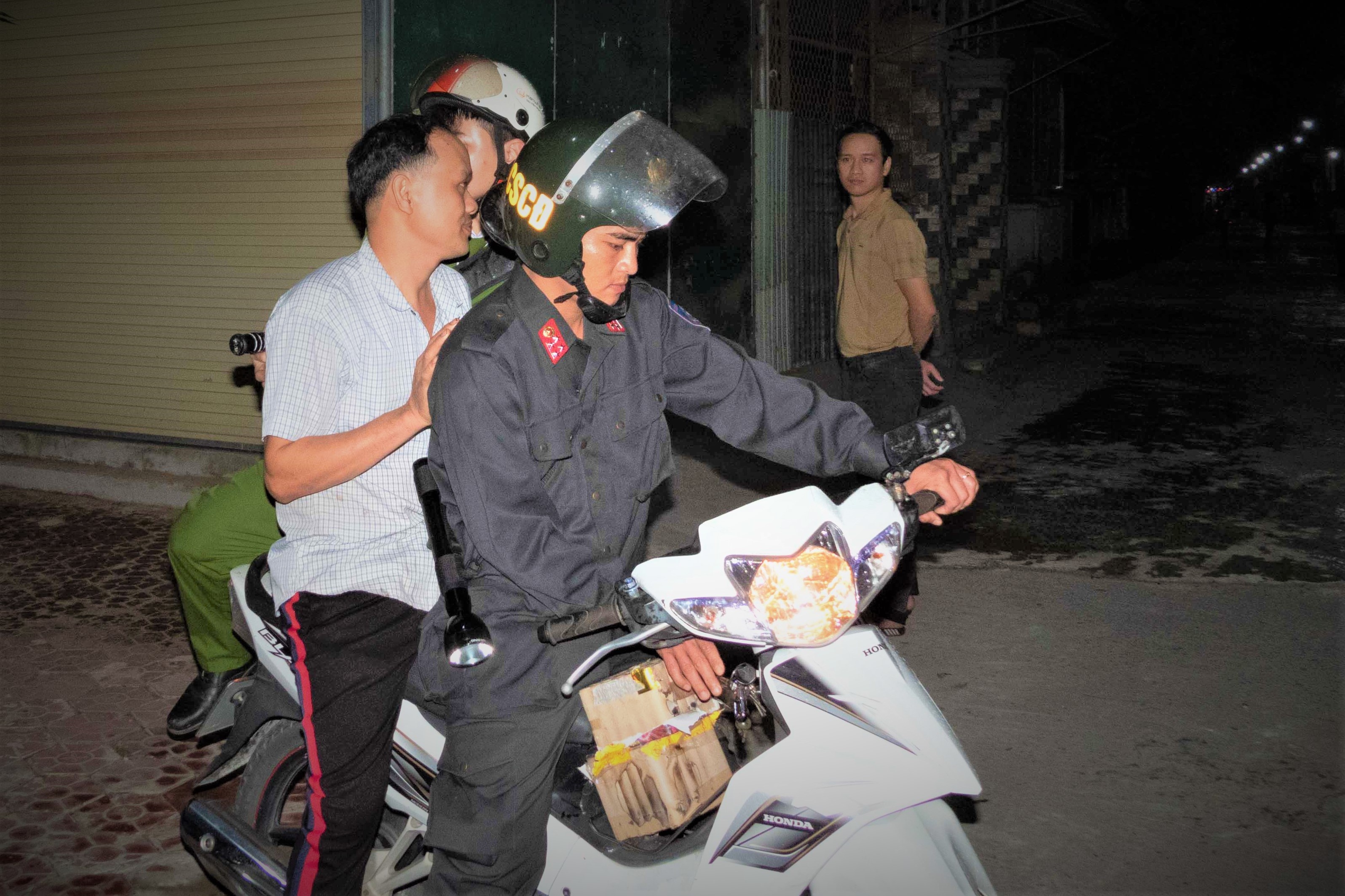 Tam giu 28 nguoi dot phao trai phep dem giao thua hinh anh