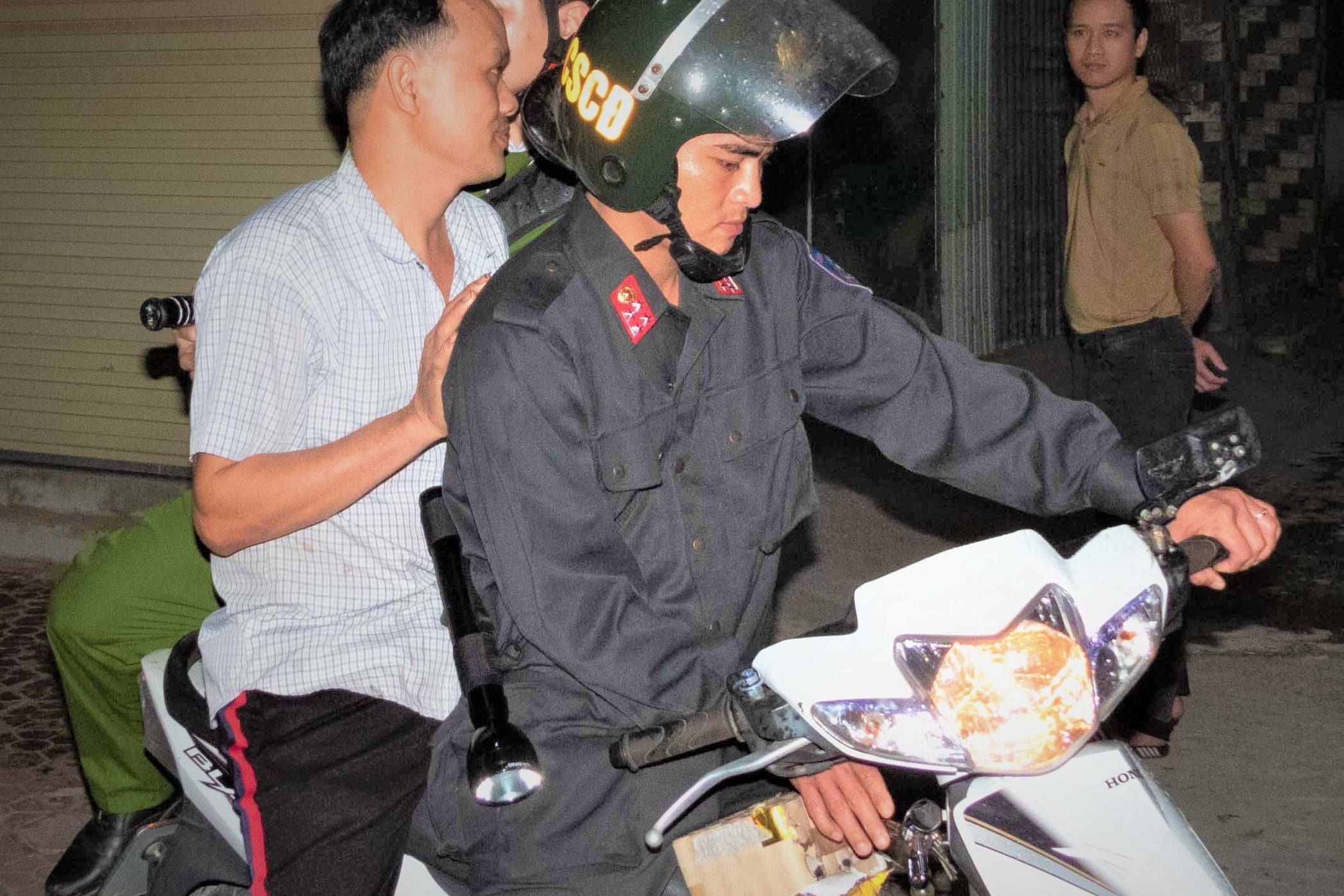 Nguoi dan ong vua cham phao bi canh sat bat qua tang hinh anh