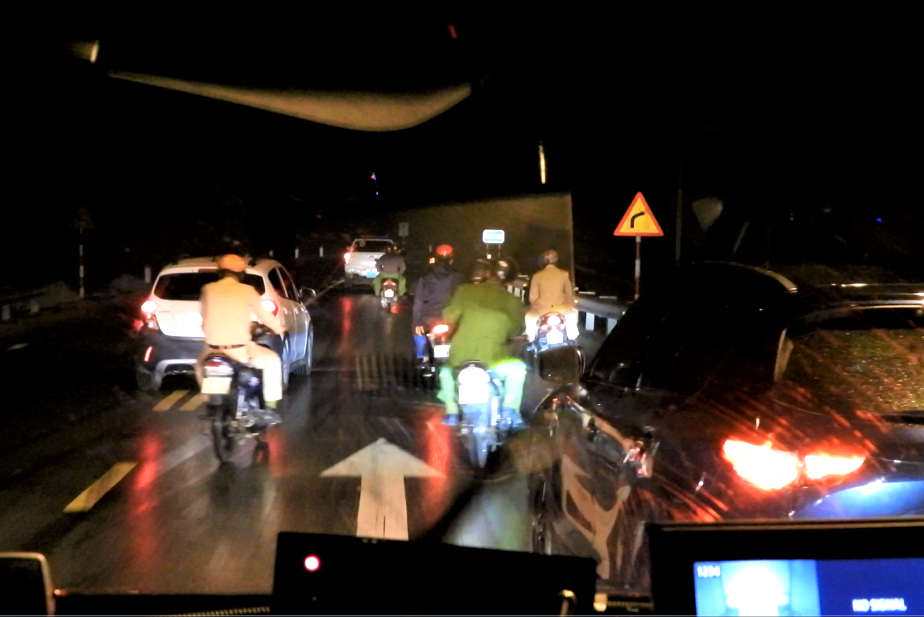 Theo chan canh sat vay bat nhom chem nguoi sau dem giao thua hinh anh