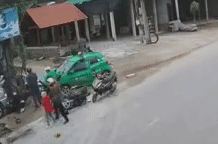 Tong 11 nguoi di choi Tet, tai xe taxi bi duoi danh hinh anh