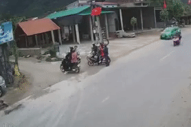 Lao taxi vao 11 nguoi di chuc Tet do buon ngu hinh anh