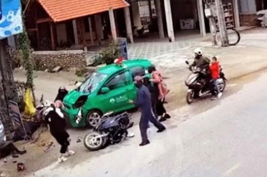 Taxi lao vao 11 nguoi di choi Tet hinh anh