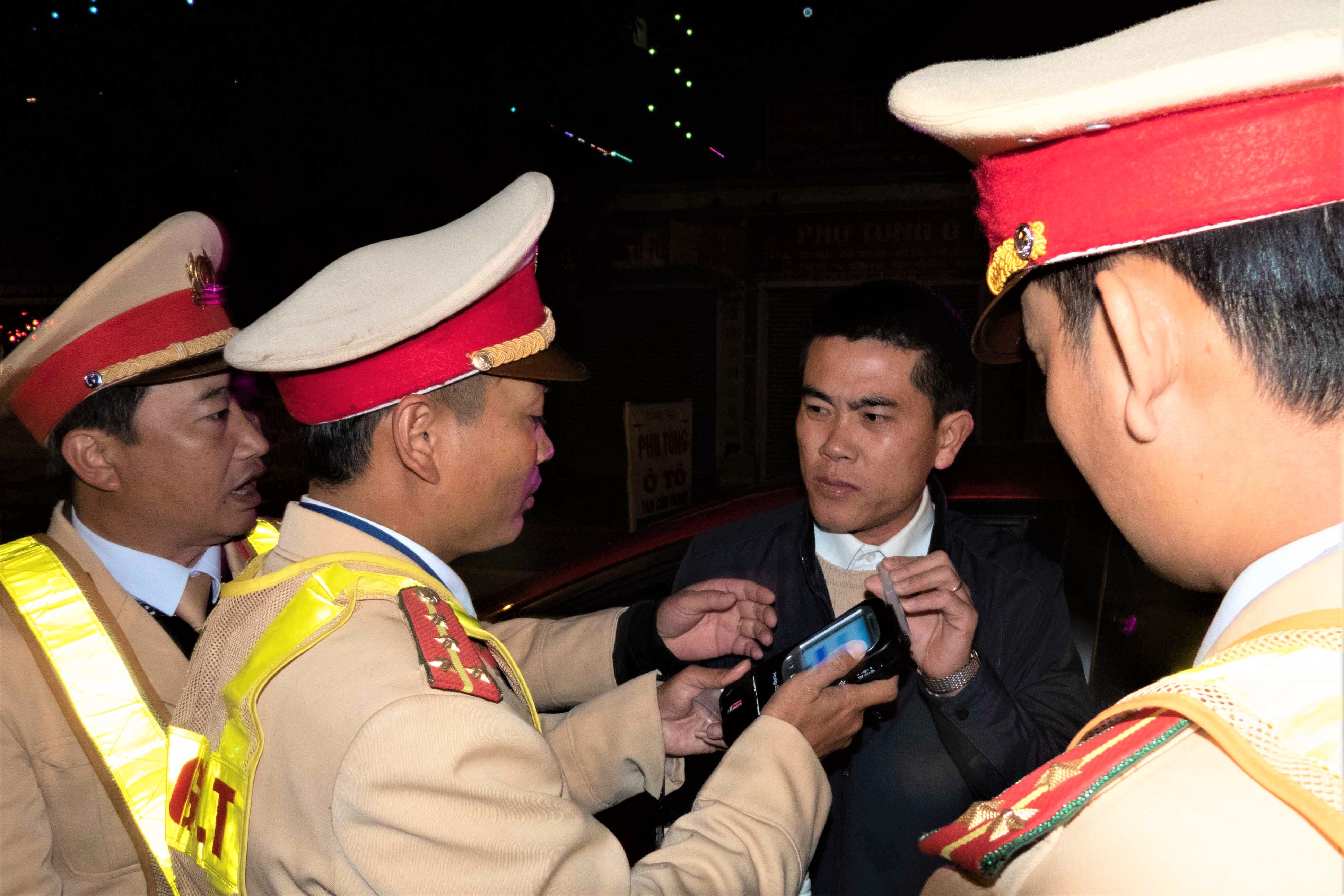 Di chuc Tet, tai xe uong bia ruou bi phat 35 trieu hinh anh