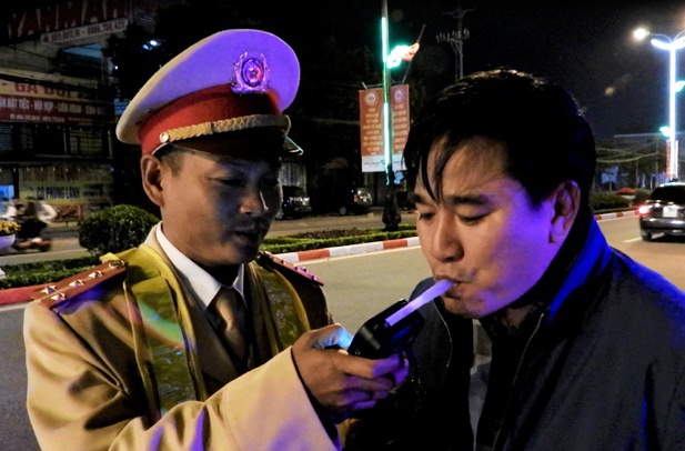 Nguoi dan tim chot kiem tra nong do con xin thoi thu hinh anh