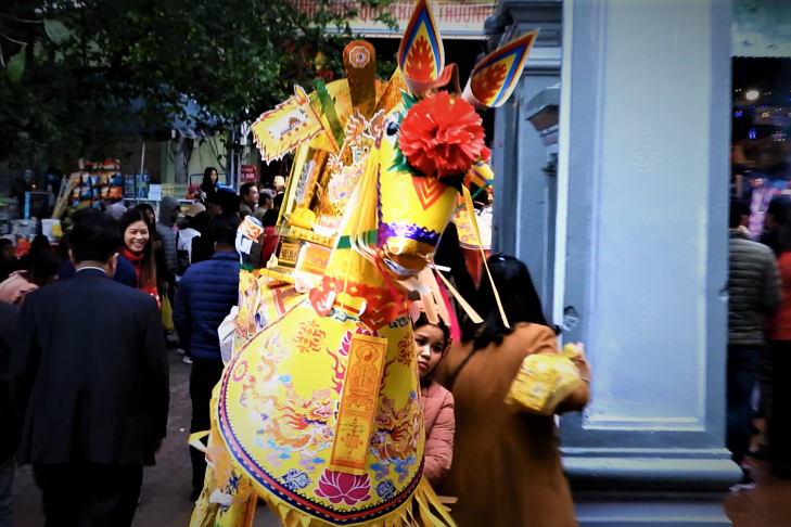 Nguoi dan cong ngua di le den ong Hoang Muoi hinh anh
