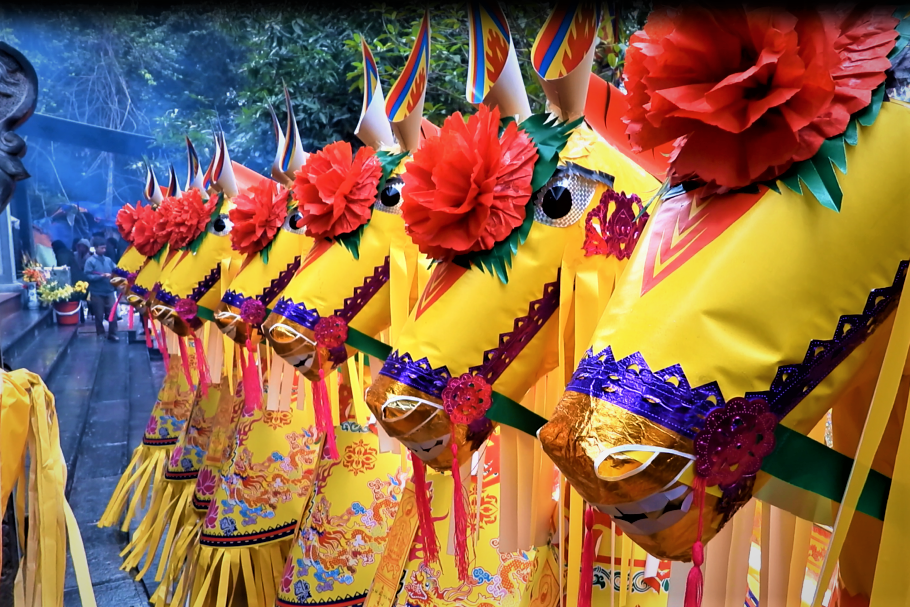 Ngua giay bua vay den ong Hoang Muoi sang mung 4 Tet hinh anh