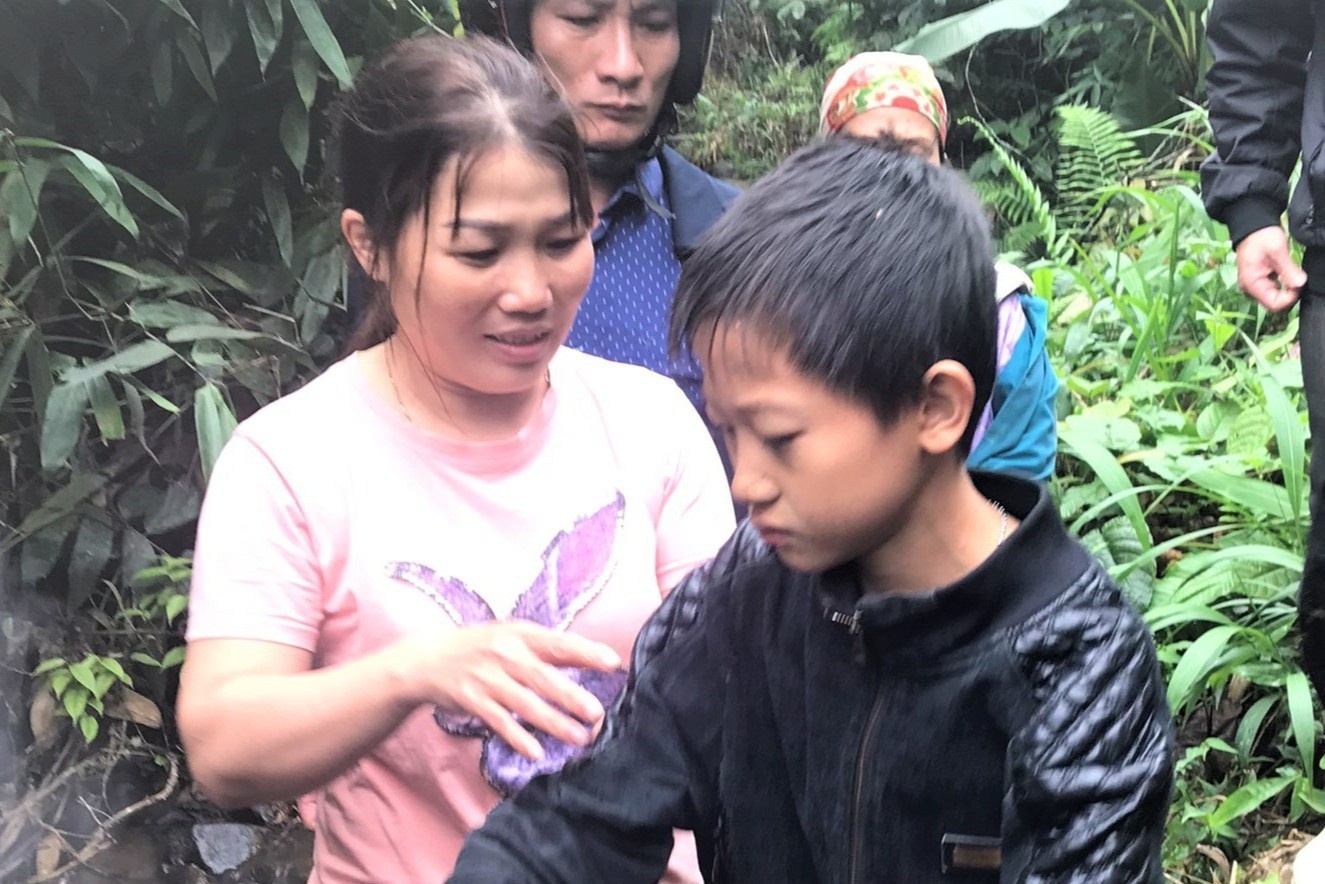 Nguoi dan ong dua hai con trai vao rung roi bi lac hinh anh