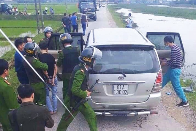 Hang chuc canh sat vay xe Innova cho 45 kg ma tuy hinh anh