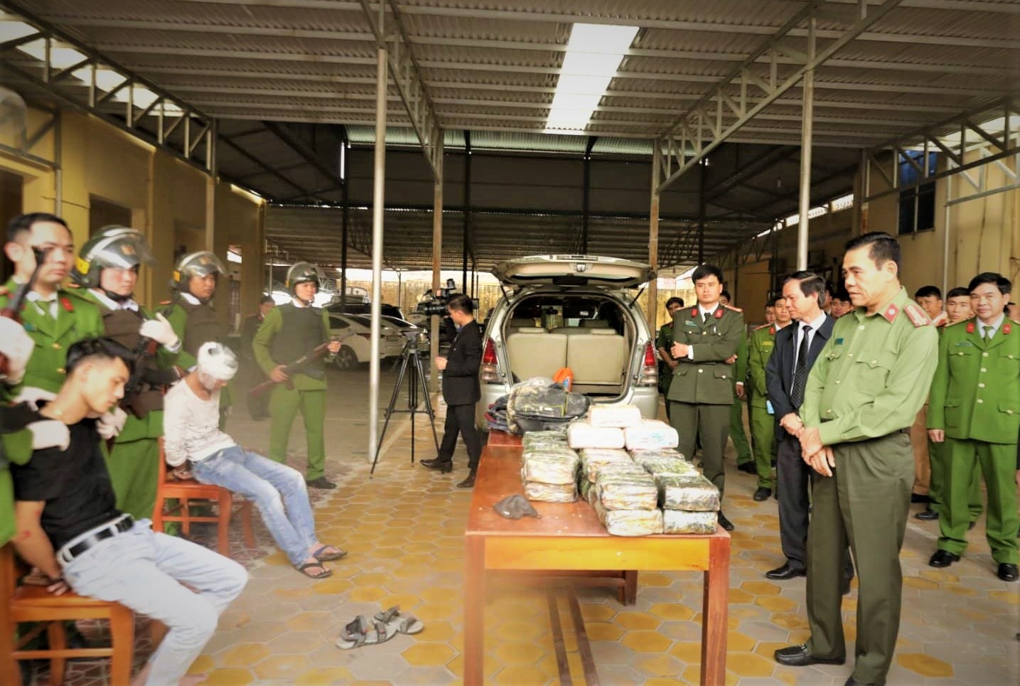 Bat hai nguoi dan ong van chuyen ma tuy o Ha Tinh. anh 2