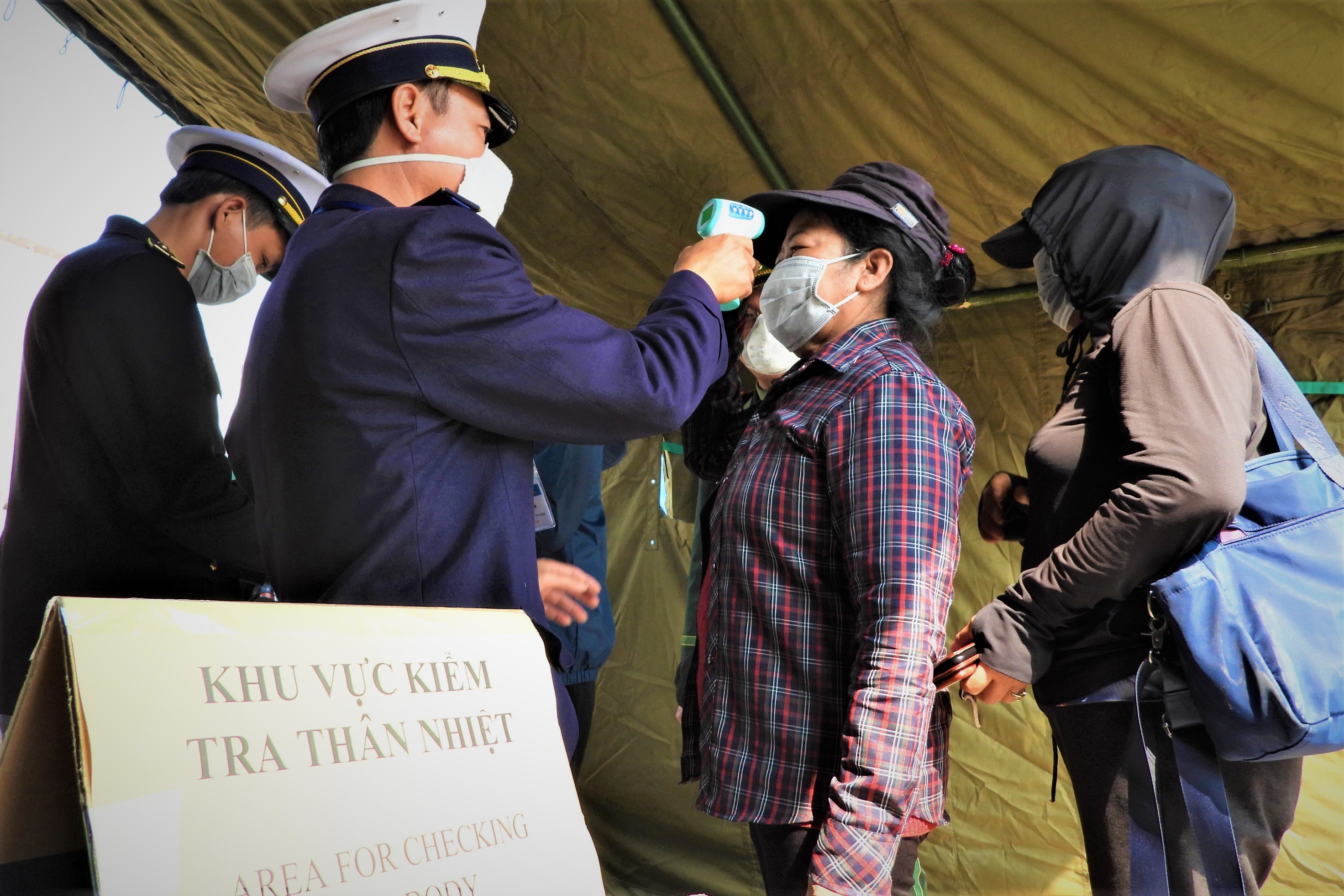 Cua khau Cau Treo phong ngua virus corona ra sao? hinh anh