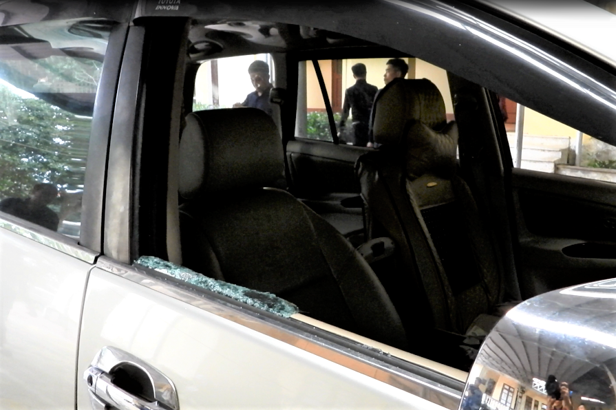 Canh sat pha kinh oto bat lo ma tuy lon hinh anh